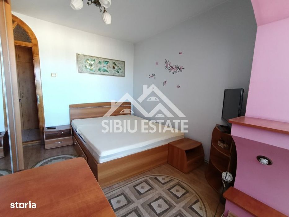 Apartament de vanzare cu 3 camere, decomandat - Valea Aurie