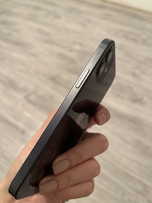 Продам телефон Айфон 12