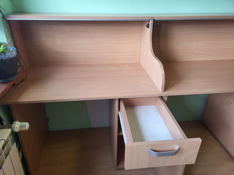 Бюро за трима с надстройка. Обзавеждане, мебели, детска стая.