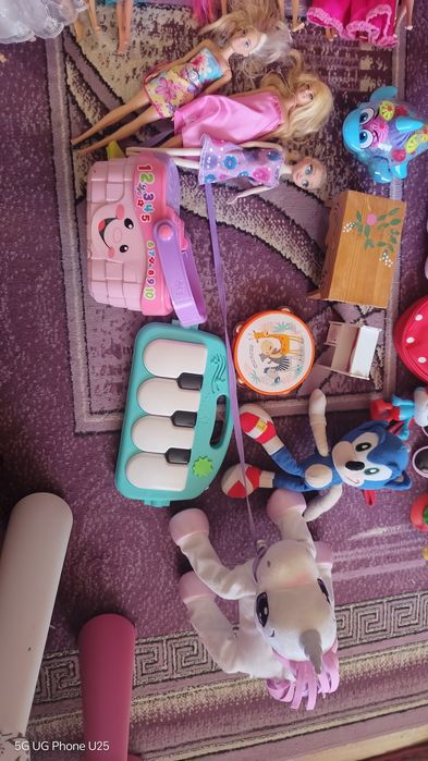 Продавам лотове играчки,много кукли , плюшени играчки, пиано малко и дървена масичка за къща за кукли.