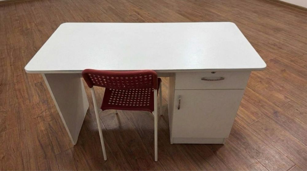 Стол офисный белый