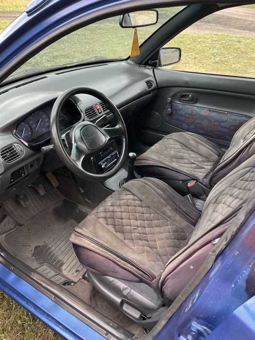 Машина Mazda 121
