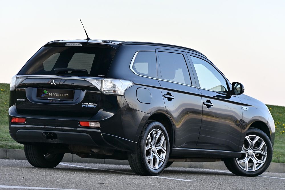 Mitsubishi Outlander Plug in Hybrid automat, navi, trapa, xenon