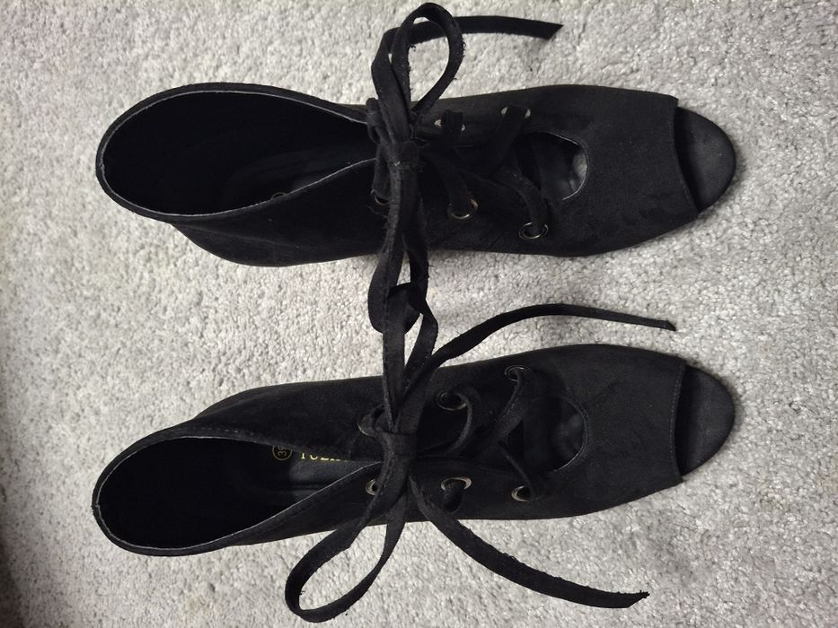 Botine mărimea 39 ,toc de 8 cm, purtați o singură dată.