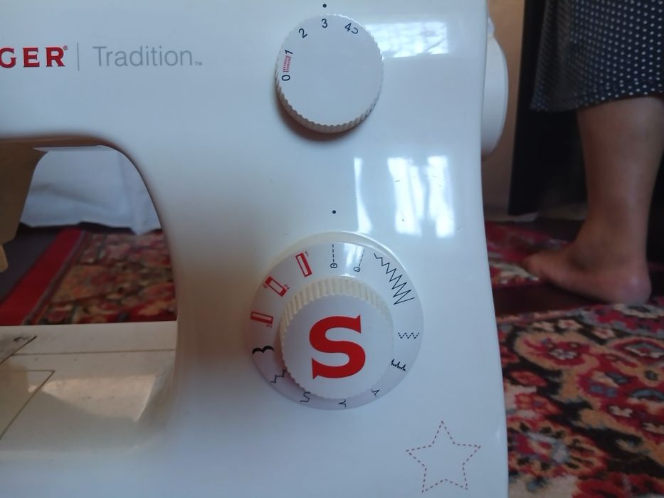 Mașină de cusut SINGER TRADITION Model 2250 ! 700  lei .