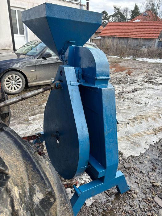 Moara cu ciocanele dupa tractor
