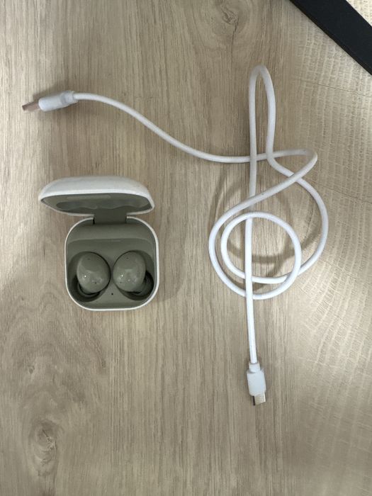 Продавам слушалки Samsung Galaxy Buds 2