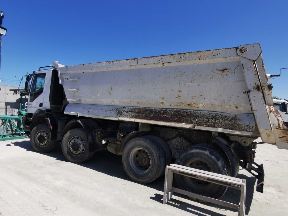 Autobasculanta 8x4 Iveco