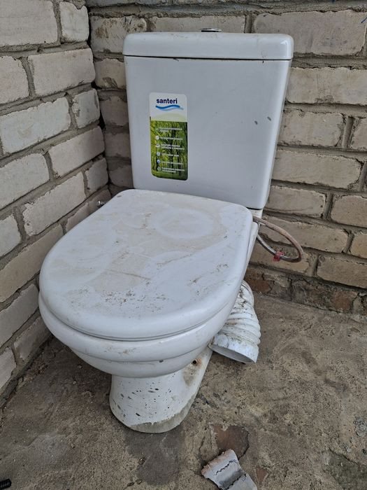 Унитаз целый, в хорошем состоянии