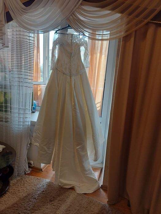 Свадебное платье с шлейфом