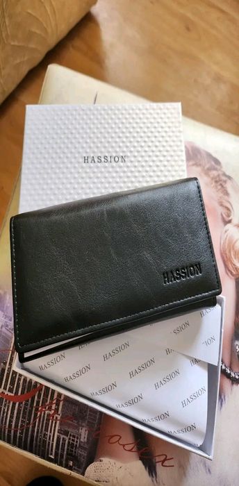 Ново дамско кожено портмоне.