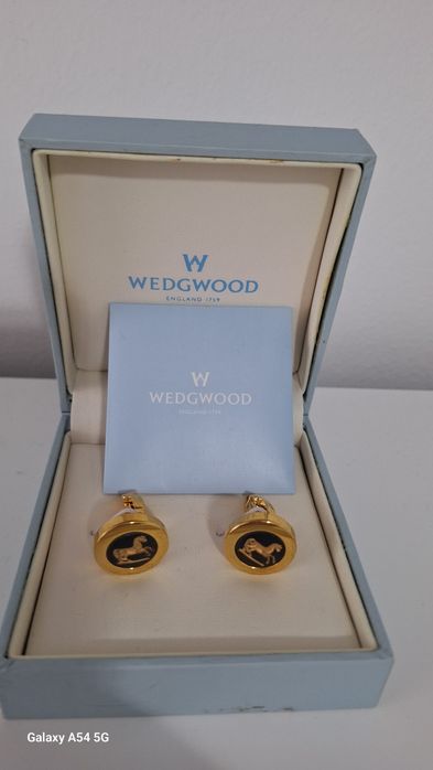 Butoni Wedgwood.