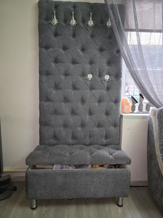 Прихожая с пуфиком