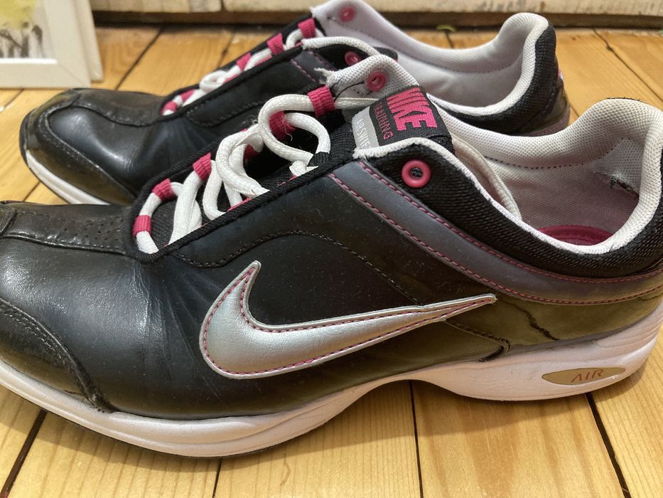 Обувки Nike черно с розово