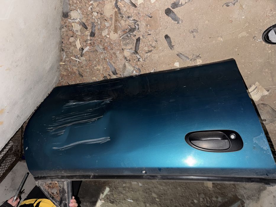 Продам дверь на mazda 323f BA