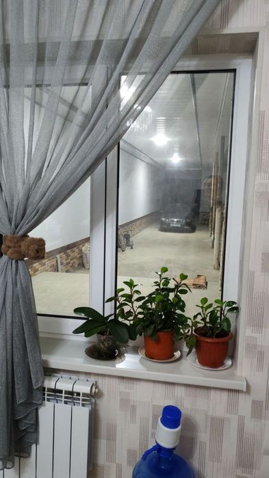 Ховли уй жихозлари билан сотилади