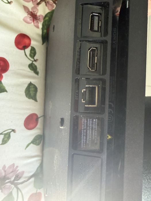 PS4 Slim 1 TB cu 2 Controller Originale perfect functionale cu cabluriile aferente