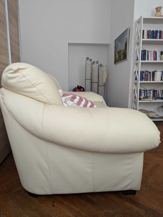 Canapea din piele albă