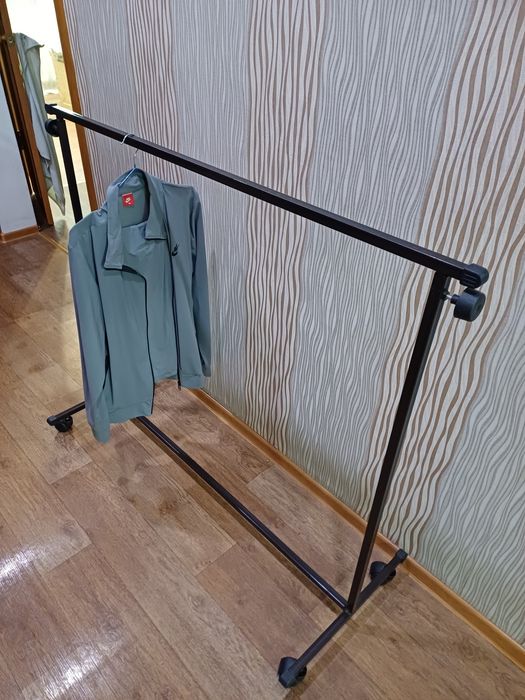 Напольная вешалка на колёсах