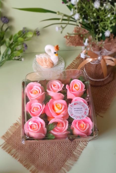 Цветы розы в колбе