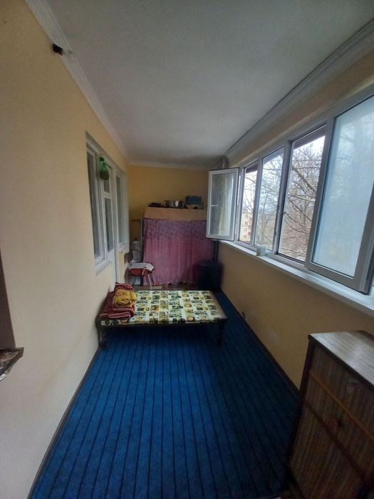 Срочно продается 3х ком кв в Чирчике 2 мкн 4 этаж рядом канечка