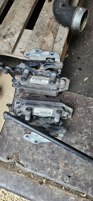 Пиропатрони с панти и амортисьори за преден капак  Мерцедес w212