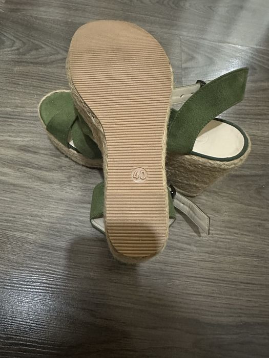 Продаю босоножки зеленые на платформе