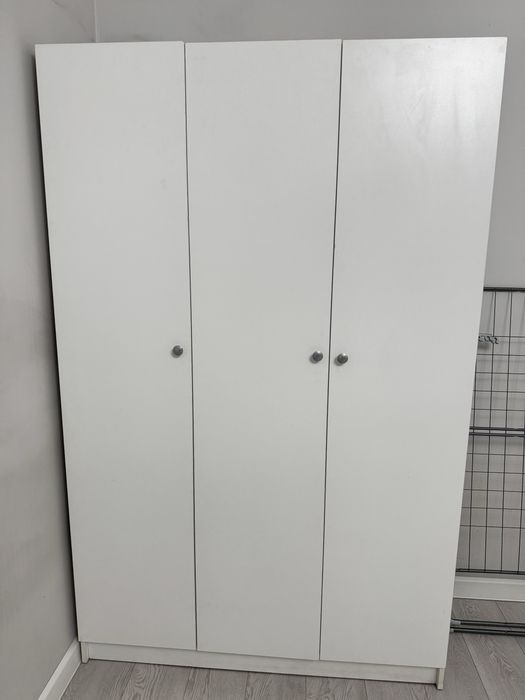 Компактный белый шкаф