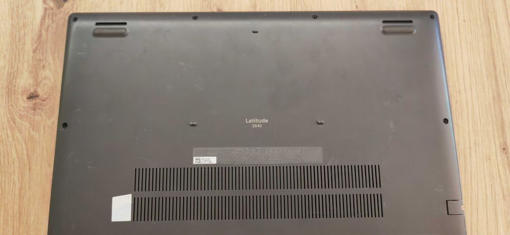 Мощен лаптоп Dell Latitude 3540 с 10-ядрен Core i5-1335U и 15.6'' FHD 8GB DDR4/256 GB SSD 54Wh Windows 11, без Web камера