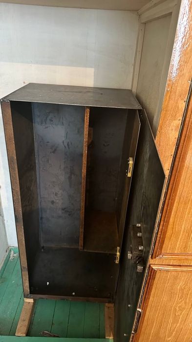 Продаётся   сейф.