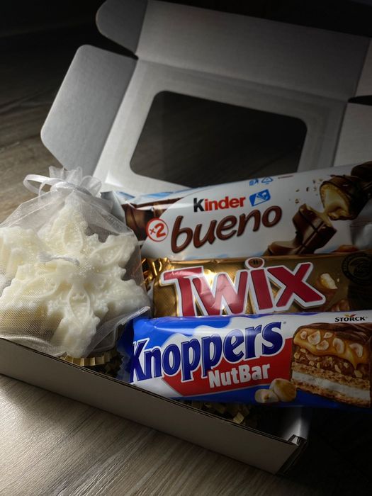 Cutii cadou Crăciun cu lumânări din ceară de soia și dulciuri