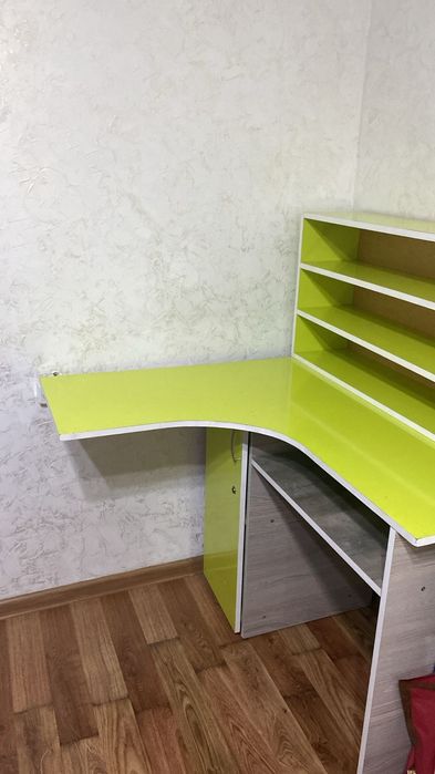 Маникюрный столы