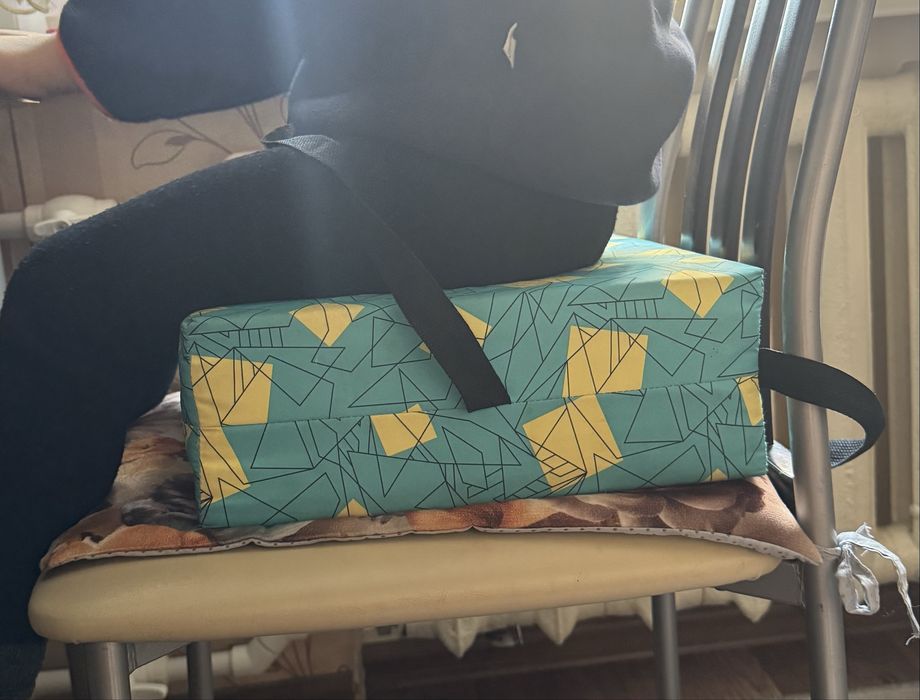 Бустер для стула