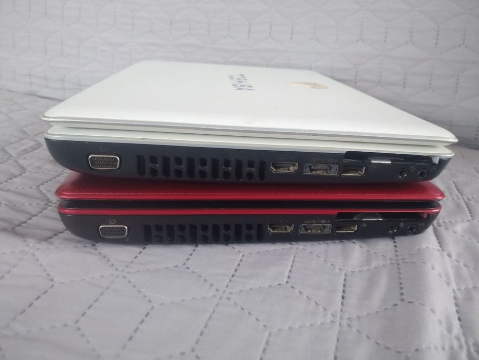 Lot doua laptopuri Toshiba U500, alb si rosu, cu incarcator, fara rami