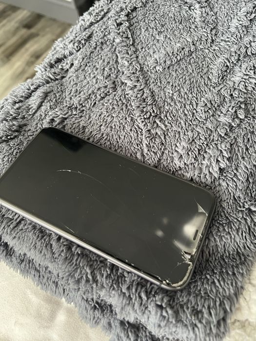 TeIefon phone 11 Negru pentru piese / reparat .