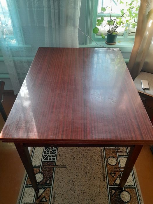 Стол обеденный крепкий