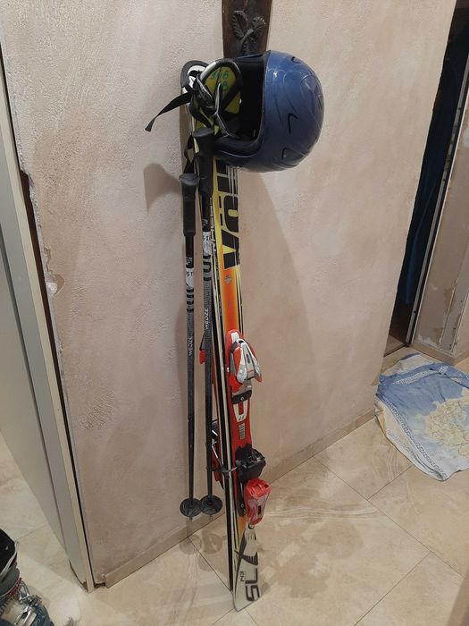 Ски екипировка каска ски и щеки