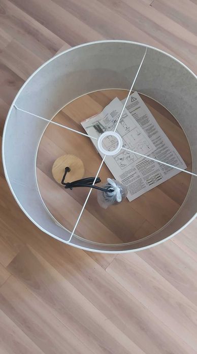 Продавам лампи за стени,външни,и полюлей за стаи.Нови..