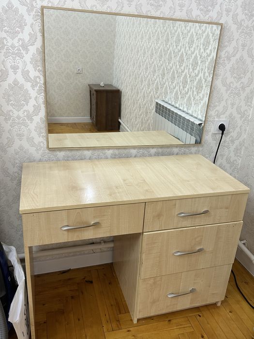 Туалетный столик с зеркалом