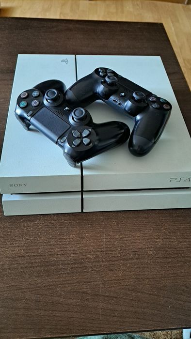 Vând PlayStation 4 cu 2 manete și memorie 500GB