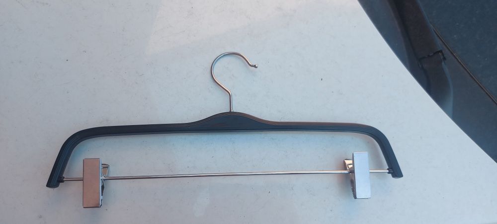 Вешалки,противокражные датчики.