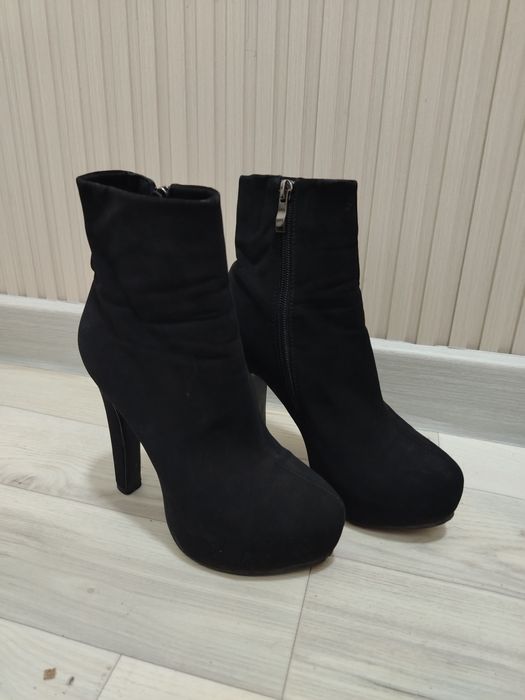 Срочно продам зимние полу сапожки на каблуках