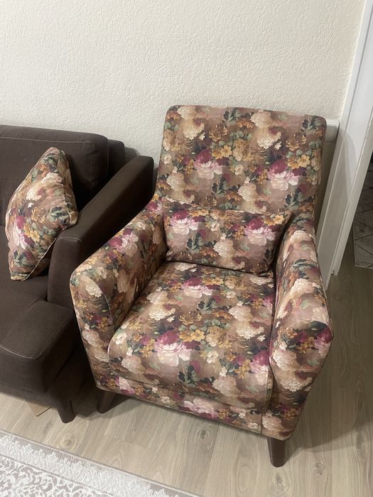 Продается диван с двумя креслами