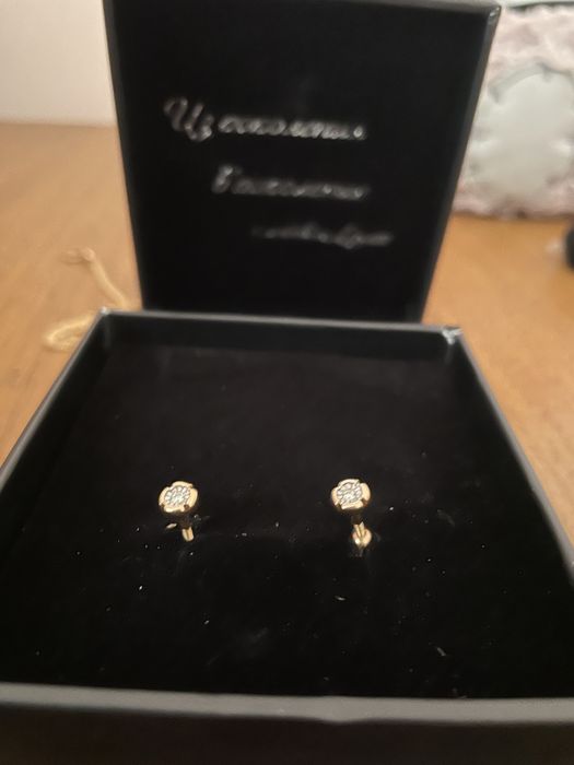 Серьги пусеты продам бриллиант