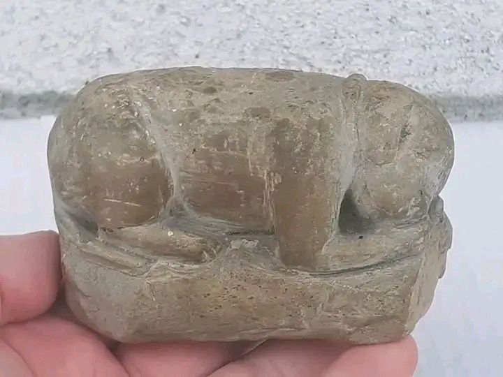 Figurină sculptată în piatră.