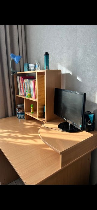 Диван раскладной. Стол компьютерный