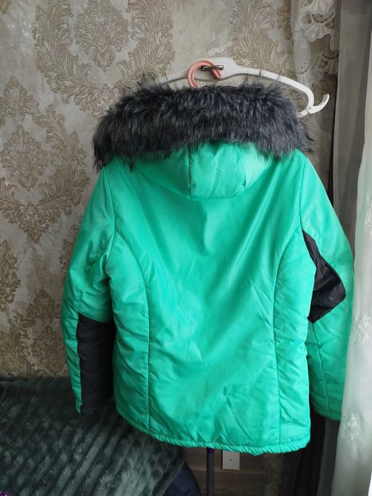 Женская куртка с капюшоном теплая.