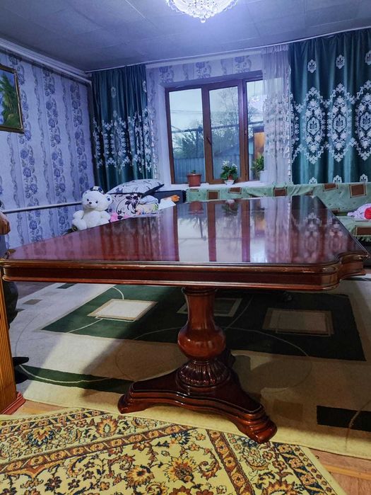 Добротный стол для зала