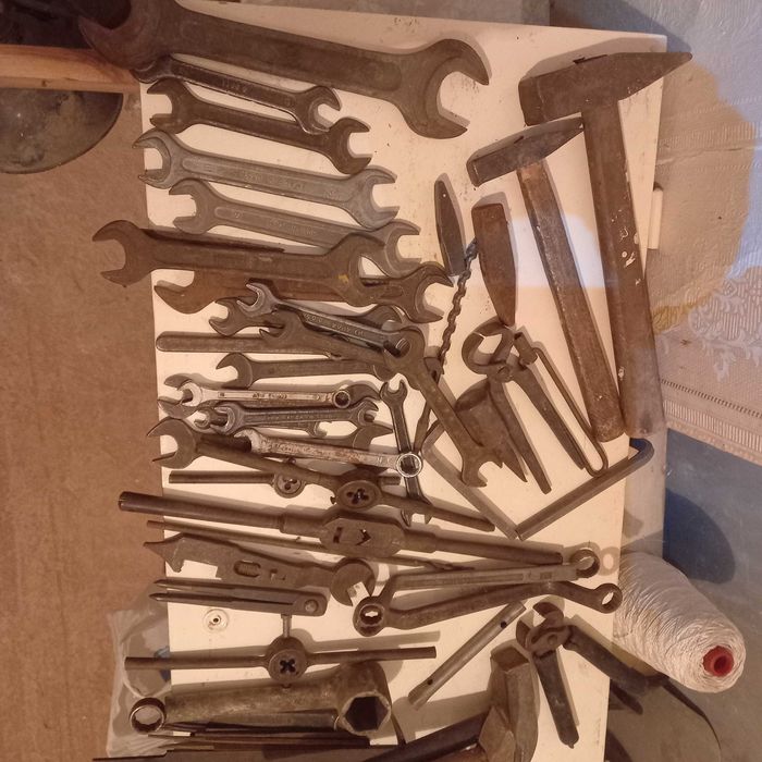 Стари инструменти гледа чукове брадвички пили и други неща