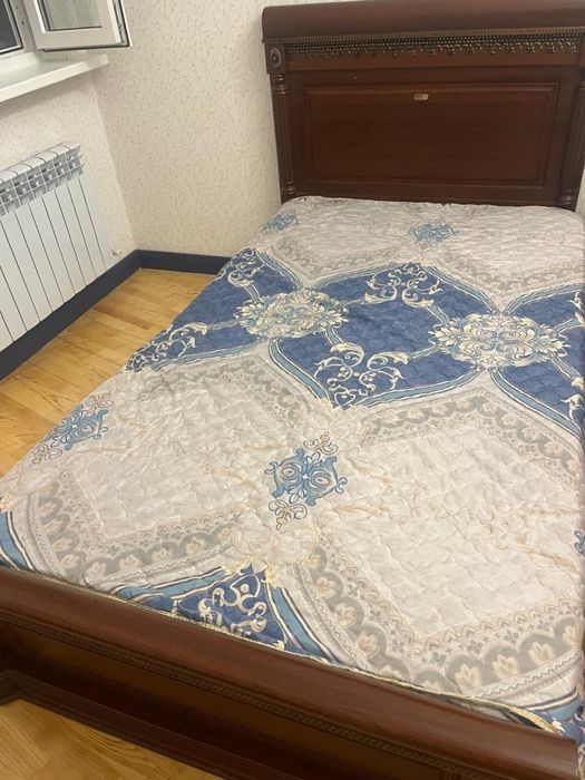 Продам кровать с комодом.